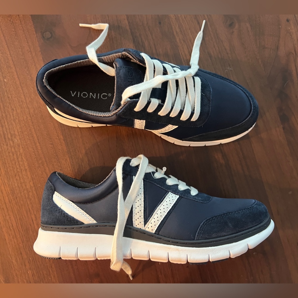 NIB - Vionic Nana Women’s Lace up sneakers - Navy  - Size 6.5